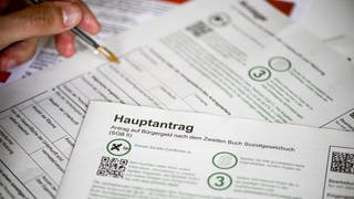 In einem Jobcenter liegt ein Antrag auf Bürgergeld.