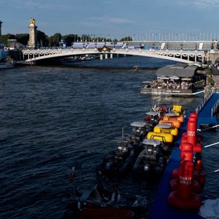 Die Triathlon-Anlage und die Pont Alexandre III in Paris