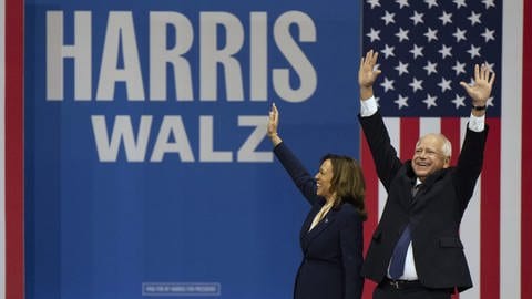 Die demokratische Präsidentschaftskandidatin Kamala Harris und ihr Vizepräsidentschaftskandidat Tim Walz aus Minnesota kommen zu einer Wahlkampfveranstaltung.