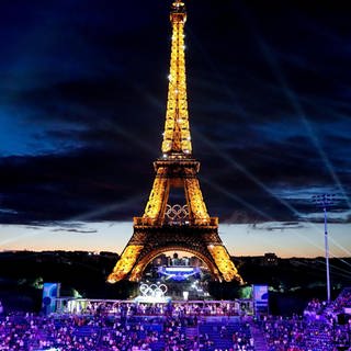 Die  Beachvolleyball-Anlage vor dem Eiffelturm