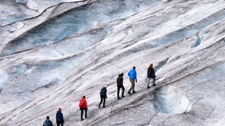 Touristen auf einem Gletscher in Norwegen.