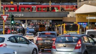 Dichter Verkehr in einer Innenstadt.