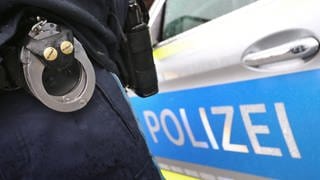 Die Polizei hat eine 31-Jährige gefasst, die vier junge Frauen mit einer Whisky-Flasche schwer verletzt haben soll. 