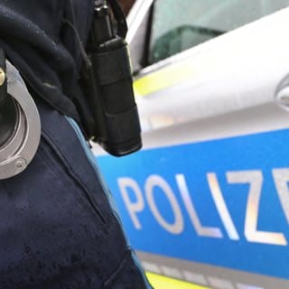 Die Polizei hat eine 31-Jährige gefasst, die vier junge Frauen mit einer Whisky-Flasche schwer verletzt haben soll. 