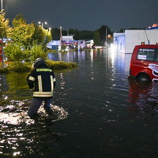 Starkregen hat eine Tankstelle überflutet. Heftige Starkregenfälle in Ostfriesland haben am Abend zu Hunderten Feuerwehreinsätzen geführt.