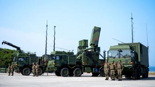 Soldaten posieren vor Deutschlands erster Iris-T SLM Einheit in Todenhorf.