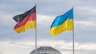 Die Flaggen von Deutschland und der Ukraine wehen vor dem Bundestag (Archivbild)