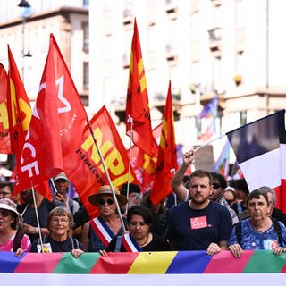 Menschen protestieren in Strasbourg gegen Frankreichs Ministerpräsidenten Barnier