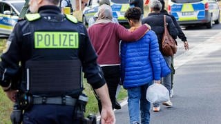 Beamte der Bundespolizei eskortieren eine Gruppe von Migranten während einer Patrouille nahe der Grenze zu Polen.