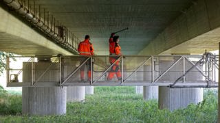 Mitarbeiter des Straßenbauamts unterziehen die Brücke auf der B108 über die Radegast einer Prüfung.