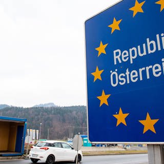 Ein Auto fährt am Grenzübergang nach Österreich.