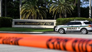 Eine Absperrung der Polizei vor dem Trump International Golf Club.