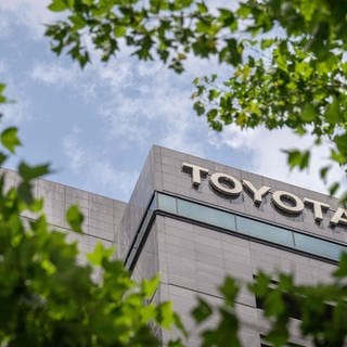 Toyota steht am Headquartergebäude des Autoherstellers in Japan.