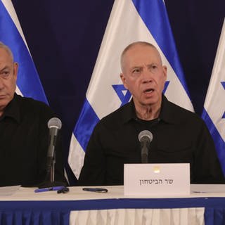 Netanyahu und Yoav Gallant sprechen während einer Pressekonferenz in der Militärbasis Kirya.