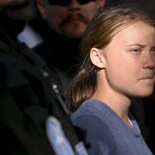 Greta Thunberg wird von der Polizei weggetragen, nachdem sie an einer Storm Warning Demonstration von Extinction Rebellion teilgenommen hat. 