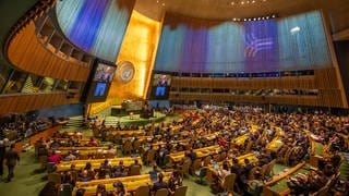 Vertreter der UN-Mitgliedsstaaten verfolgen beim Zukunftsgipfel im September 2024 eine Rede von Bundeskanzler Olaf Scholz.