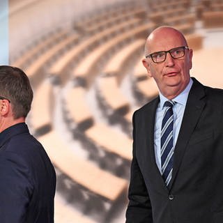 Jan Redmann (l), Landesvorsitzender der CDU in Brandenburg und Spitzenkandidat und Dietmar Woidke, Ministerpräsident und Vorsitzender der SPD in Brandenburg, verlassen ein TV-Studio am 22.09.2024.(Quelle: picture alliancedpaBernd von Jutrczenka)