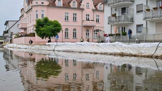 In Fürstenberg, einem Stadtteil von Eisenhüttenstadt in Brandenburg, sind Straßen vom Hochwasser des Flusses Oder überflutet und Sandsäcke sollen Häuser schützen.