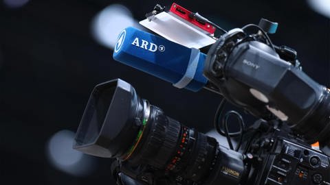 ARD-Logo auf einem Kamera-Mikrofon.