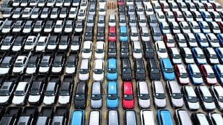 m Hafen Lianyungang in der chinesischen Provinz Jiangsu steht eine große Anzahl Elektroautos für den Export bereit