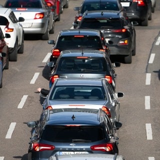 Autos stehen in Stuttgart im Stau