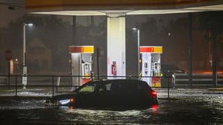 Ein verlassenes Auto steht auf einer überschwemmten Straße in Brandon im US-Bundesstaat Florida