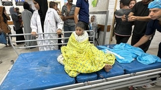 Ein Kind wird im Kamal-Adwan-Krankenhaus im nördlichen Gazastreifen behandelt (Aufnahme vom 19. Oktober 2024)