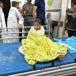 Ein Kind wird im Kamal-Adwan-Krankenhaus im nördlichen Gazastreifen behandelt (Aufnahme vom 19. Oktober 2024)