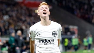 Hugo Larsson feiert sein Tor für Eintracht Frankfurt