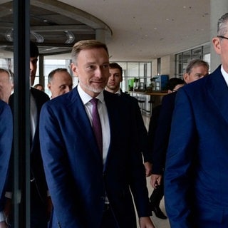 Christian Lindner (Mitte) und Rainer Dulger (rechts) auf dem Weg zu ihren Statements im Bundestag