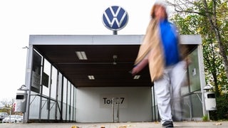 Eine Mitarbeiterin verlässt das Tor 17 des VW-Stammwerkes Wolfsburg.