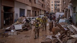 Einsatzkräfte helfen in einem von Überschwemmungen betroffenen Gebiet in Catarroja, Spanien. 