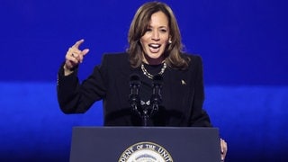 Kamala Harris spricht bei ihrem letzten Wahlkampfauftritt im November 2024 in Philadelphia. 