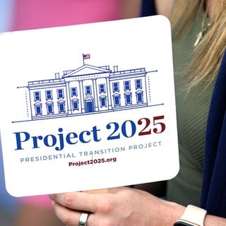 Kristen Eichamer hält einen Projekt 2025-Fächer.