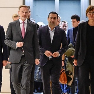 Marco Buschmann  l-r), Christian Lindner und Bettina Stark-Watzinger  kommen nach der Entlassung Linders durch den Bundeskanzler zu einem Pressestatement.