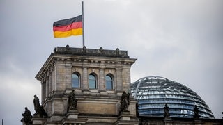 Die Flagge auf dem Reichstagsgebäude weht auf Halbmast. (Archivbild: 27.01.2024)