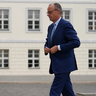 Friedrich Merz, CDUCSU-Fraktionsvorsitzender im Bundestag, kommt zu einem Treffen mit Bundespräsident Steinmeier im Schloss Bellevue an