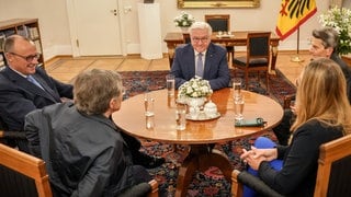 Friedrich Merz (l-r,) Britta Haßelmann, Katharina Dröge und Rolf Mützenich sitzen mit Bundespräsident Frank-Walter Steinmeier im Schloss Bellevue zusammen. 