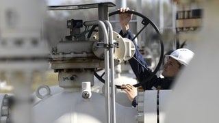 Ein Mitarbeiter arbeitet an einem Teil einer Erdgasleitung am Gelände der Gas Connect Austria Verdichterstation. (Archivbild 04.04.2022)