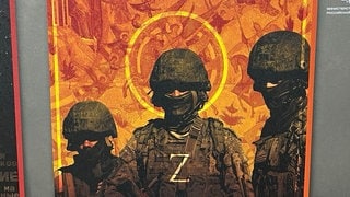 Ein Bild zeigt drei Soldaten mit Heiligenschein und dem "Z"-Zeichen, darunter ein Gedicht in russischer Sprache.