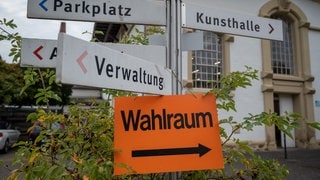 Ein Schild mit der Aufschrift "Wahlraum" zeigt den Weg zu einem Wahllokal in Trier.