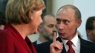 Bundeskanzlerin Angela Merkel und Präsident Wladimir Putin sprechen zu Beginn eines deutsch-russischen Gipfeltreffens in der wissenschaftlichen Bibliothek der staatlichen Universität Tomsk. (Archivbild: April 2006)