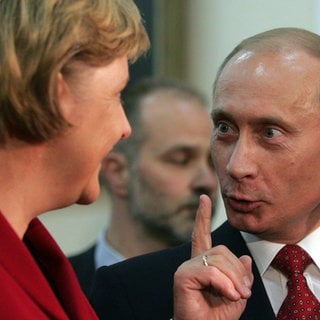 Bundeskanzlerin Angela Merkel und Präsident Wladimir Putin sprechen zu Beginn eines deutsch-russischen Gipfeltreffens in der wissenschaftlichen Bibliothek der staatlichen Universität Tomsk. (Archivbild: April 2006)