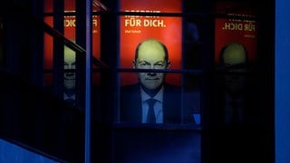 SPD-Kanzlerkandidat Olaf Scholz ist auf einem Plakat mit der Aufschrift "Respekt für dich" in der Parteizentrale in Berlin zu sehen.