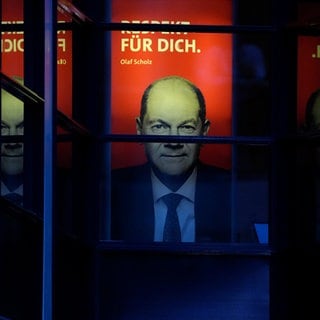 SPD-Kanzlerkandidat Olaf Scholz ist auf einem Plakat mit der Aufschrift "Respekt für dich" in der Parteizentrale in Berlin zu sehen.