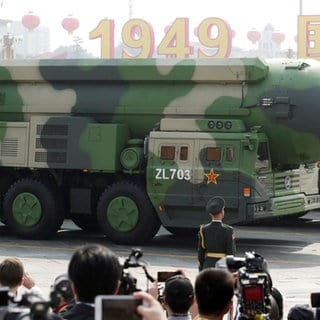 Bei einer Militärparade werden 2019 in Peking (China) Interkontinentalraketen gezeigt