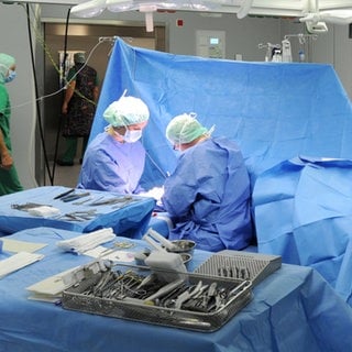 Zwei Ärzte arbeiten in einem Operationssaal im Roten-Kreuz-Krankenhaus in Bremen.