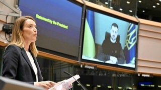 Parlamentspräsidentin Metsola kündigt die Videobotschaft des ukrainischen Präsidenten Selenskyj an.