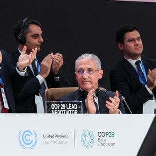 Mukhtar Babayev, Präsident der COP29, applaudiert nach der Einigung in Baku