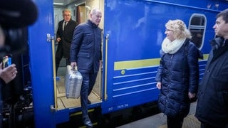 Olaf Scholz steigt aus einem Sonderzug in Kiew.